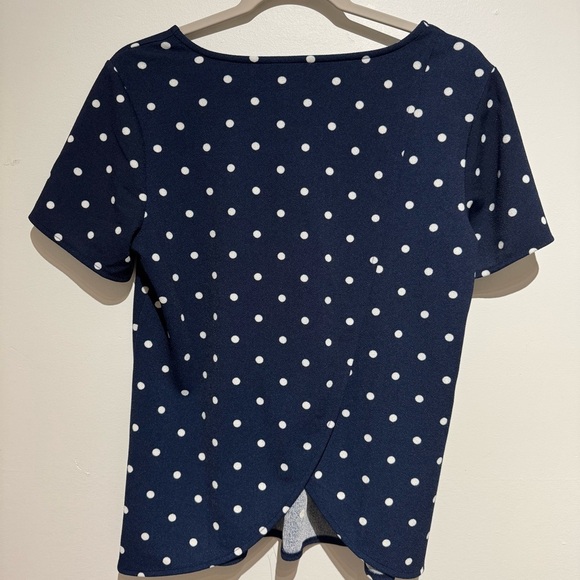 Banana Republic Short Sleeve Navy and White Polka Dot Top. Size Medium - Picture 4 of 8